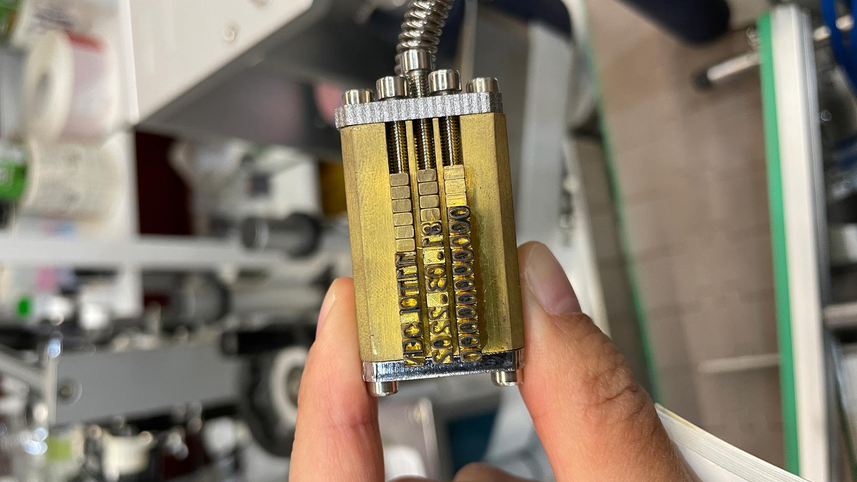 Adjustable ribbon printer type characters